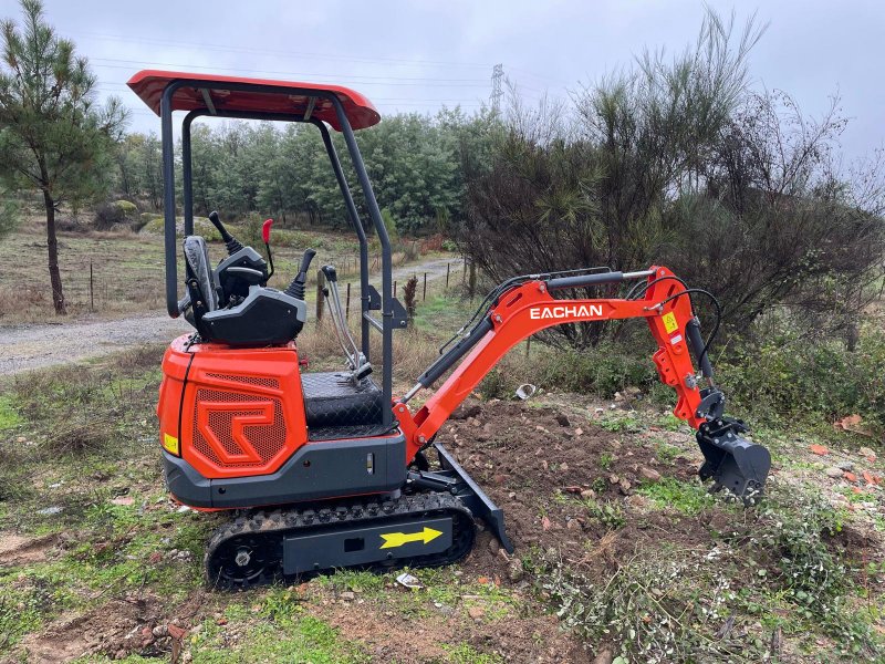 The customer uses this hydraulic excavator for working on mountain slopes.