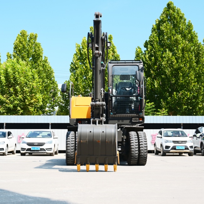 Pelle sur pneus de 7,5 tonnes